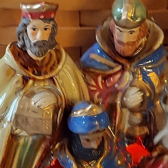 Porcelain Nativity Scene - Picture 3 of 12